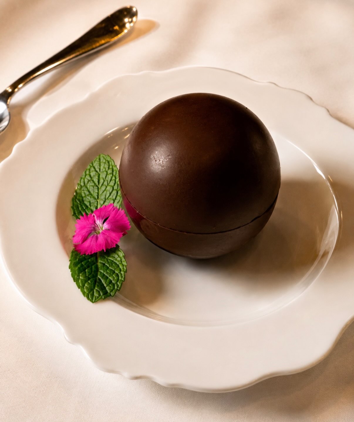 Sfera di cioccolato com pétala comestível