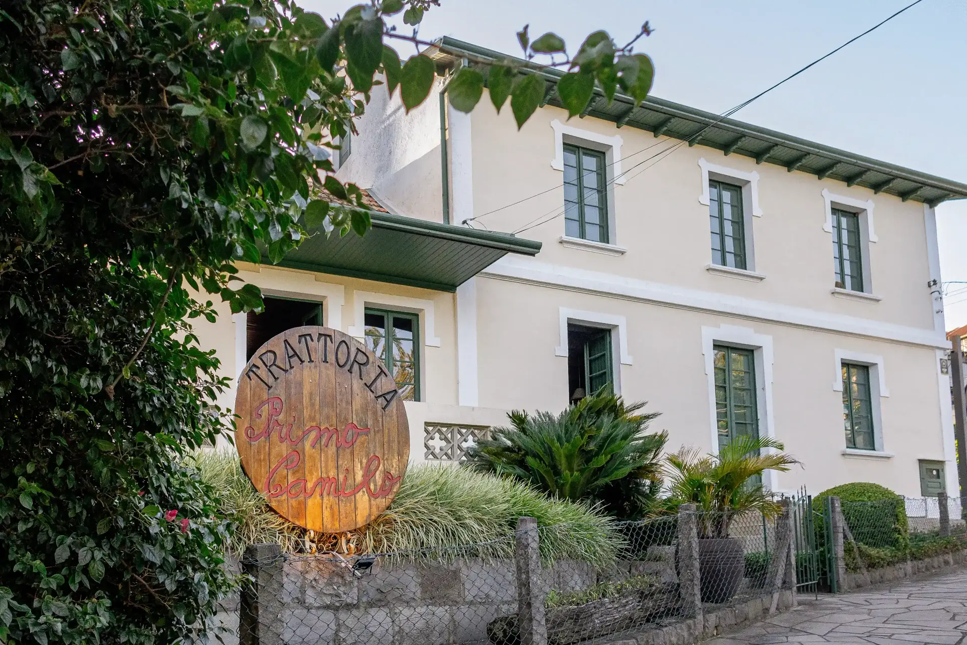 Fachada histórica da casa de 1940 da Trattoria Primo Camilo, em Garibaldi