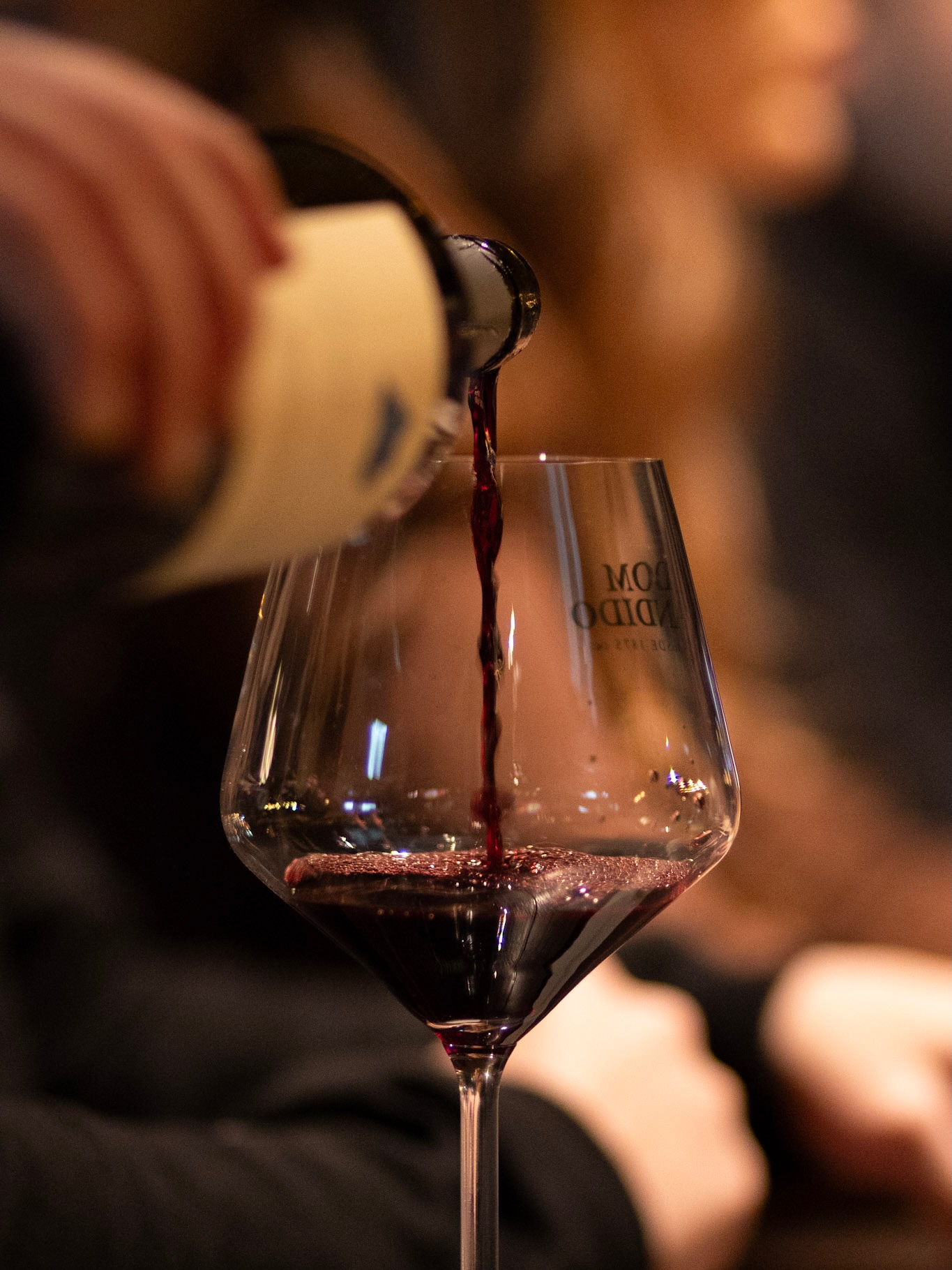 Vinho tinto sendo servido em uma taça na Bodega