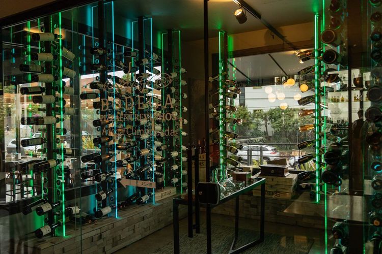 Adega climatizada e suspensa da Bodega, vista através da fachada envidraçada